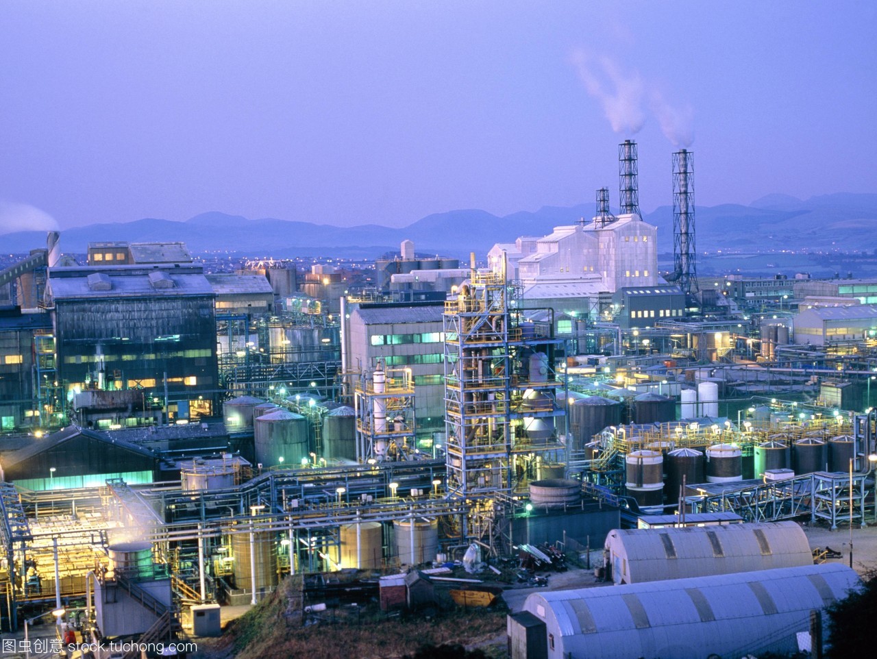 化學工業。夜間的石階上化工廠在坎布里亞郡Whitehaven英國。這個工廠生產原材料和中間體的洗滌劑和toileteries產業。它生產表面活性劑表面清潔劑和發泡產品然后國內清潔材料用于制造肥皂,牙膏,和工業材料如水泥,泡沫地毯襯底。工廠也生產硫酸因此有一些二氧化硫的排放。